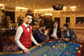 Tampilan aplikasi mobile top dewa menampilkan taruhan Liga 1 dan kasino live-dealer